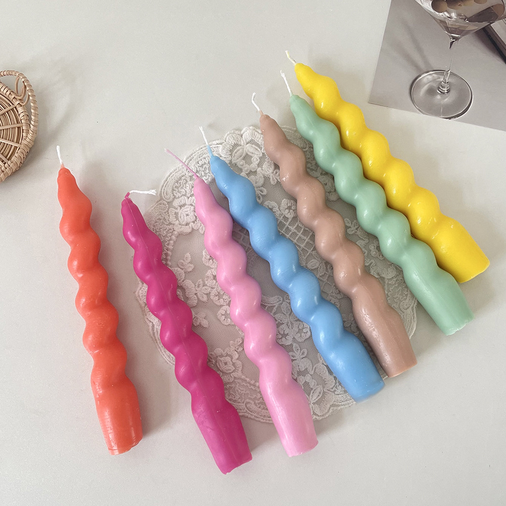 Bougie en forme de pilier en spirale