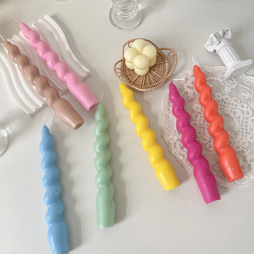 Bougie en forme de pilier en spirale